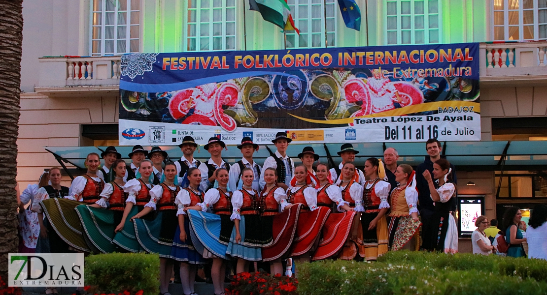 El folklore del mundo deja un espectáculo de ritmos, colores y danzas en el López de Ayala