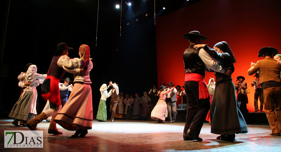 El folklore del mundo deja un espectáculo de ritmos, colores y danzas en el López de Ayala