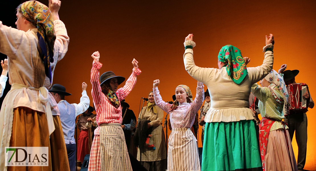 El folklore del mundo deja un espectáculo de ritmos, colores y danzas en el López de Ayala