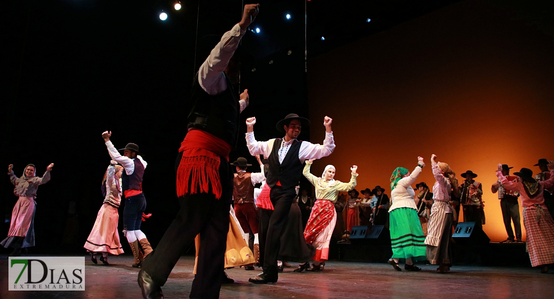 El folklore del mundo deja un espectáculo de ritmos, colores y danzas en el López de Ayala