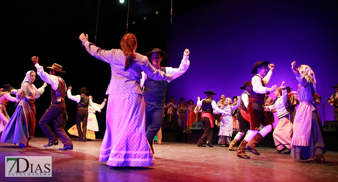 El folklore del mundo deja un espectáculo de ritmos, colores y danzas en el López de Ayala