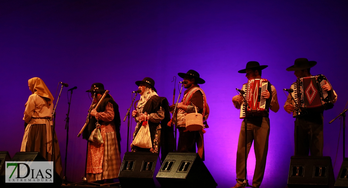 El folklore del mundo deja un espectáculo de ritmos, colores y danzas en el López de Ayala