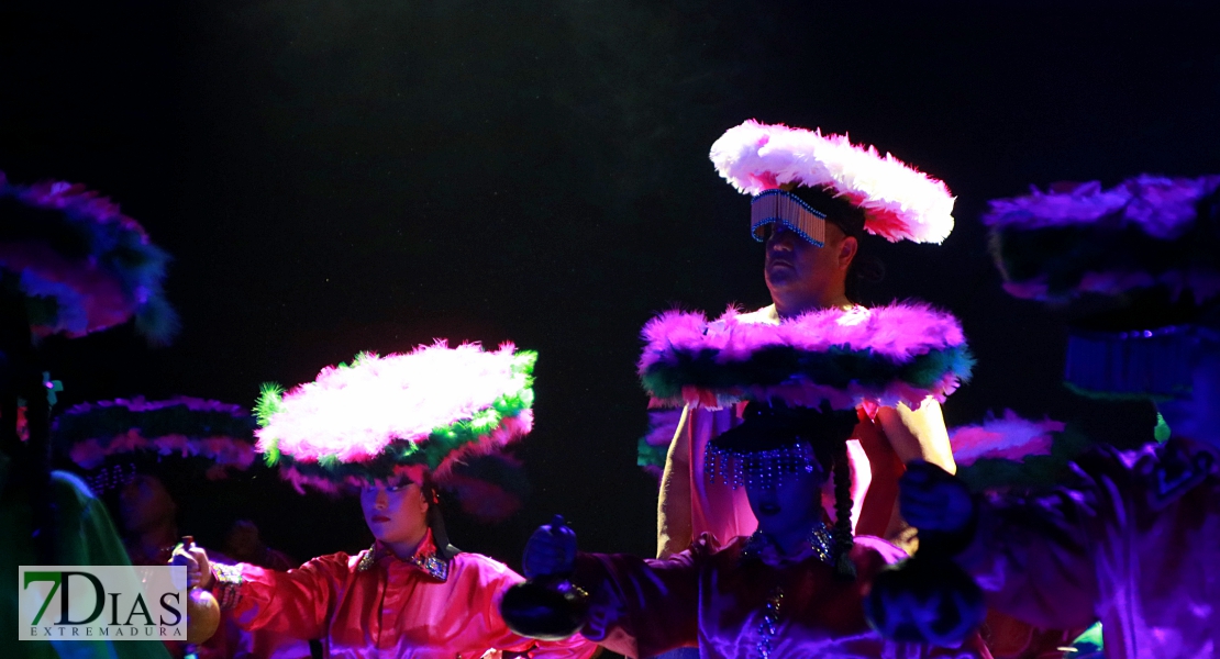 El folklore del mundo deja un espectáculo de ritmos, colores y danzas en el López de Ayala