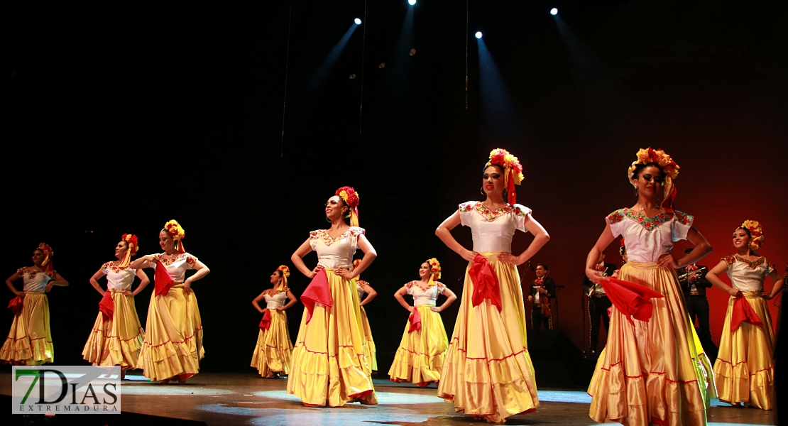 El folklore del mundo deja un espectáculo de ritmos, colores y danzas en el López de Ayala