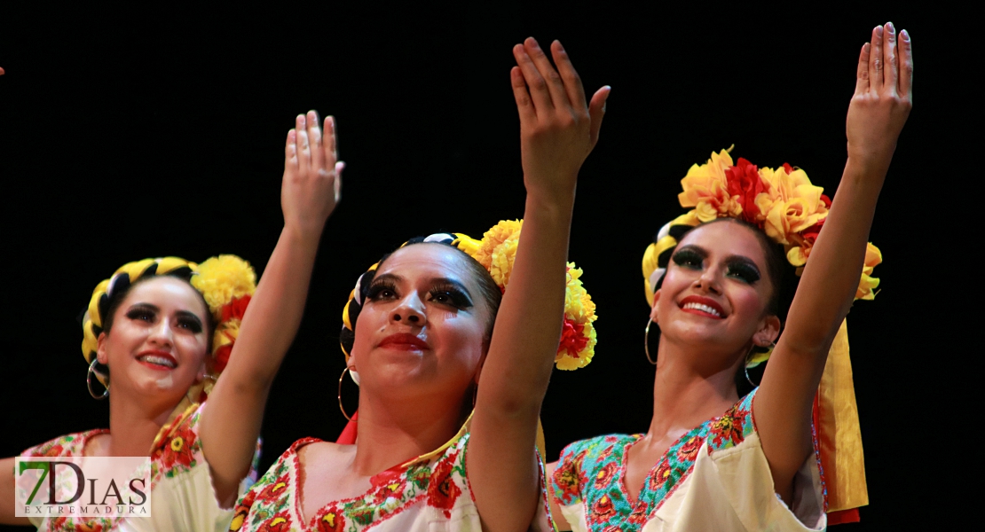 El folklore del mundo deja un espectáculo de ritmos, colores y danzas en el López de Ayala