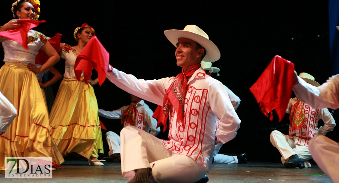 El folklore del mundo deja un espectáculo de ritmos, colores y danzas en el López de Ayala