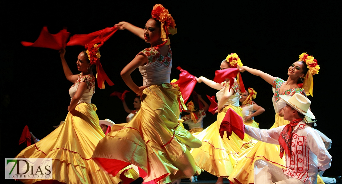 El folklore del mundo deja un espectáculo de ritmos, colores y danzas en el López de Ayala