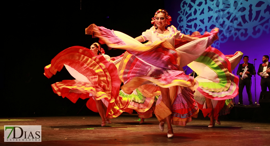 El folklore del mundo deja un espectáculo de ritmos, colores y danzas en Badajoz