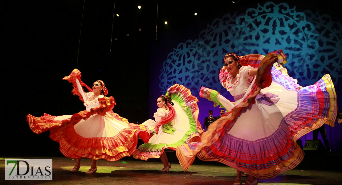 El folklore del mundo deja un espectáculo de ritmos, colores y danzas en el López de Ayala