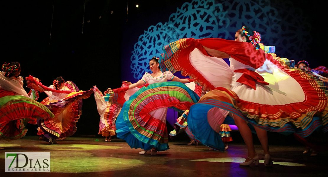 El folklore del mundo deja un espectáculo de ritmos, colores y danzas en el López de Ayala