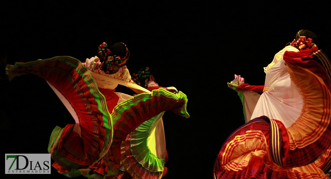 El folklore del mundo deja un espectáculo de ritmos, colores y danzas en el López de Ayala