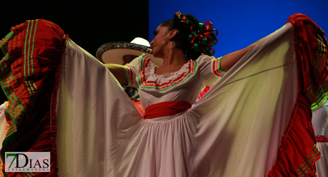 El folklore del mundo deja un espectáculo de ritmos, colores y danzas en el López de Ayala