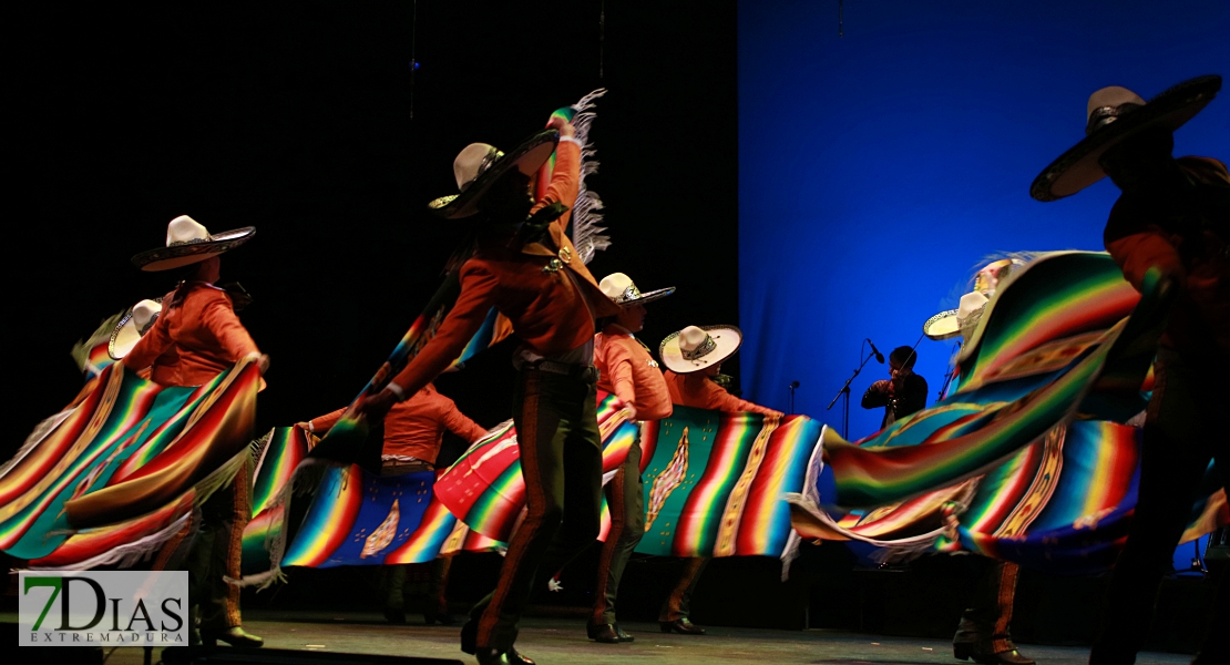 El folklore del mundo deja un espectáculo de ritmos, colores y danzas en el López de Ayala