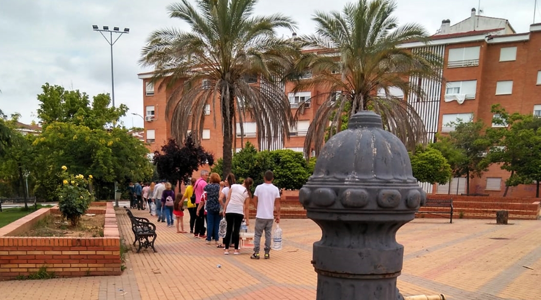 Una cadena humana lleva agua a quienes ocupan las viviendas de la Guardia Civil