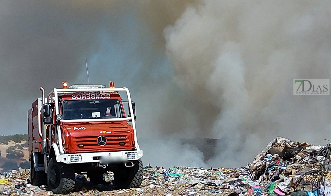 El incendio del vertedero de Badajoz continúa y continuará activo