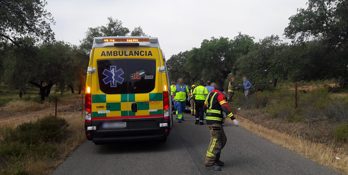 Una persona atrapada en un accidente en la carretera al Cementerio en Badajoz