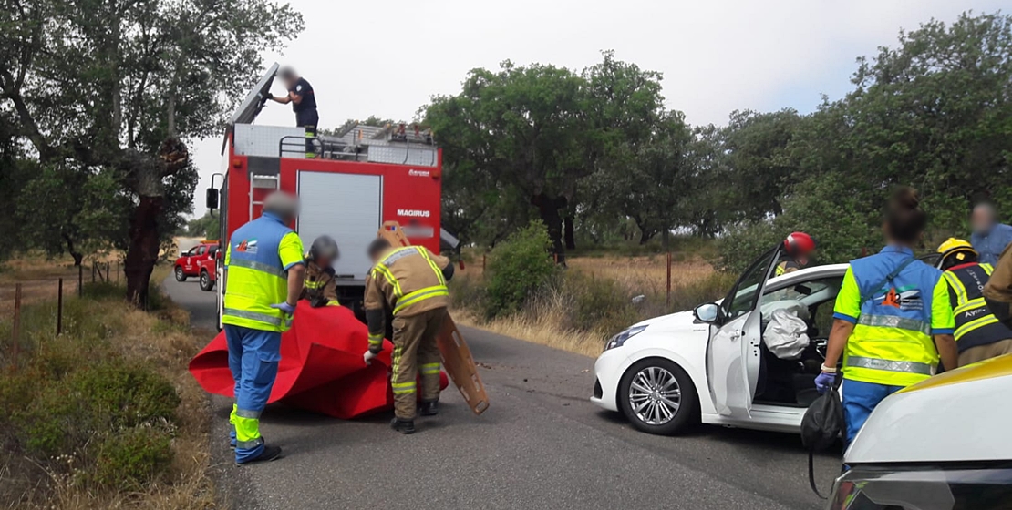 Una persona atrapada en un accidente en la carretera al Cementerio en Badajoz