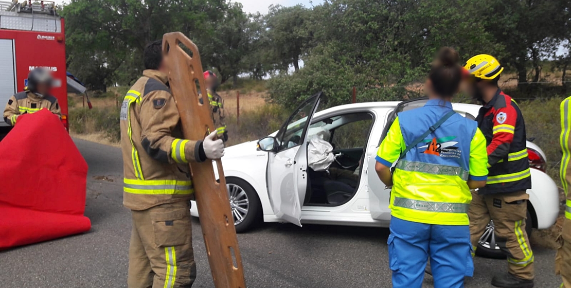 Una persona atrapada en un accidente en la carretera al Cementerio en Badajoz