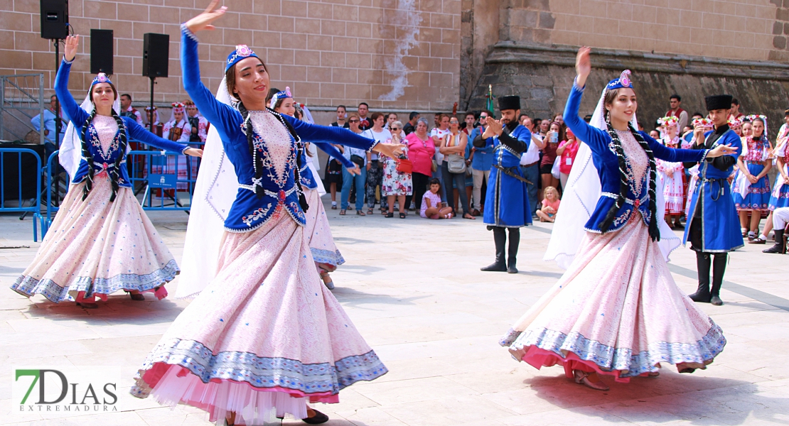 Lo mejor del folklore internacional se mezcla con los pacenses en las calles de Badajoz