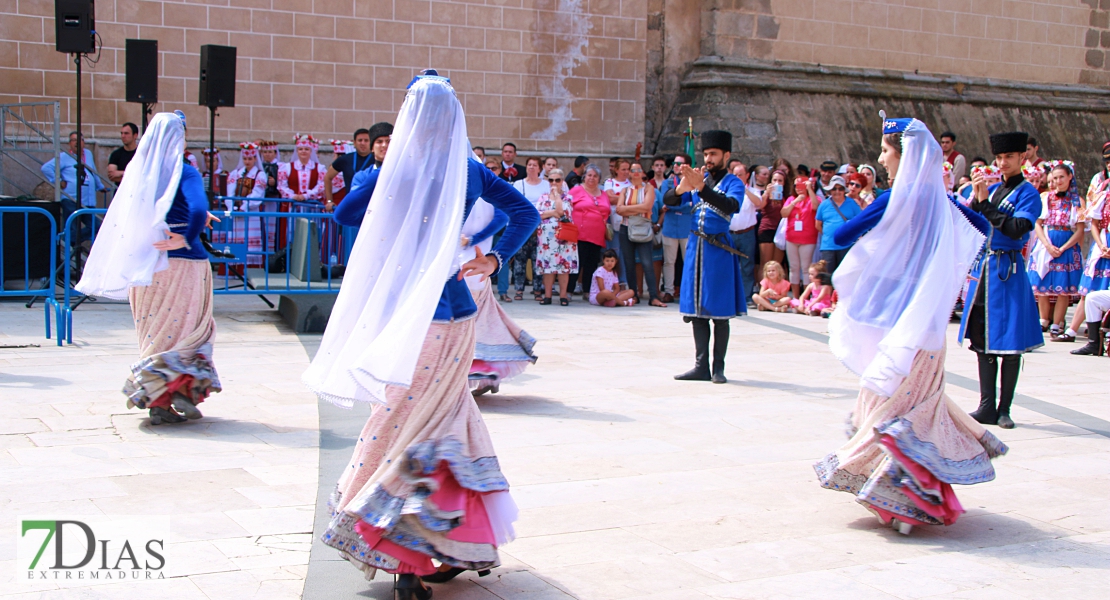 Lo mejor del folklore internacional se mezcla con los pacenses en las calles de Badajoz