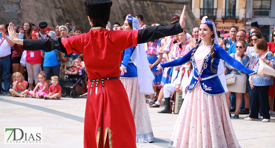 Lo mejor del folklore internacional se mezcla con los pacenses en las calles de Badajoz