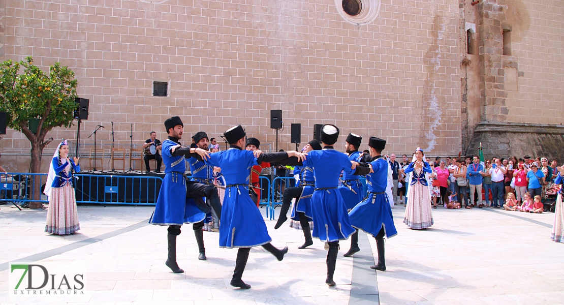 Lo mejor del folklore internacional se mezcla con los pacenses en las calles de Badajoz