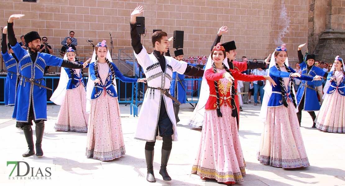 Lo mejor del folklore internacional se mezcla con los pacenses en las calles de Badajoz