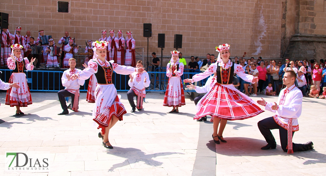 Lo mejor del folklore internacional se mezcla con los pacenses en las calles de Badajoz