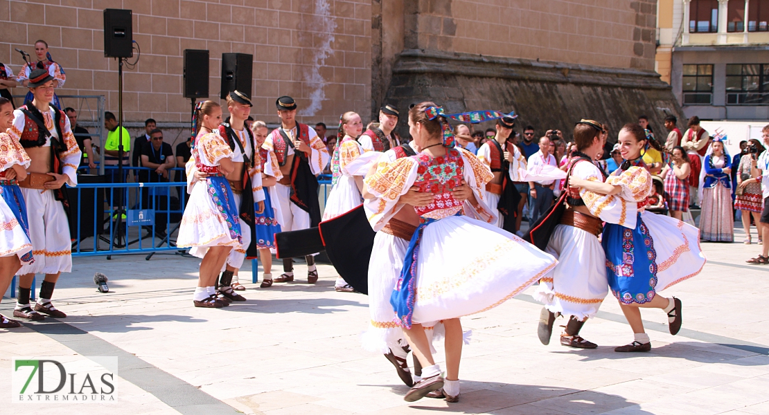 Lo mejor del folklore internacional se mezcla con los pacenses en las calles de Badajoz