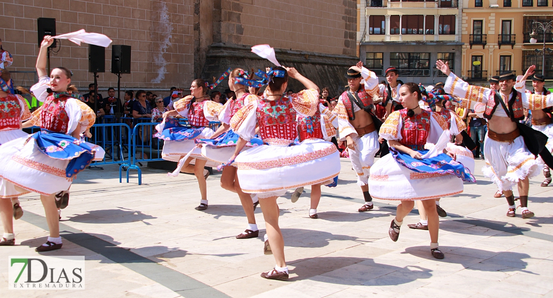 Lo mejor del folklore internacional se mezcla con los pacenses en las calles de Badajoz