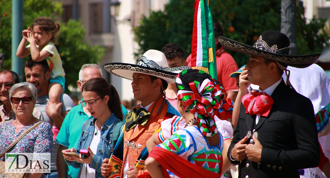 Lo mejor del folklore internacional se mezcla con los pacenses en las calles de Badajoz