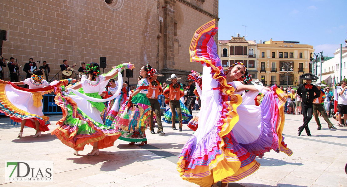 Lo mejor del folklore internacional se mezcla con los pacenses en las calles de Badajoz