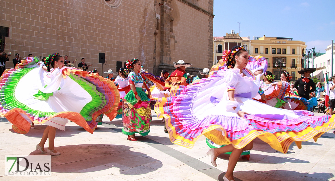 Lo mejor del folklore internacional se mezcla con los pacenses en las calles de Badajoz