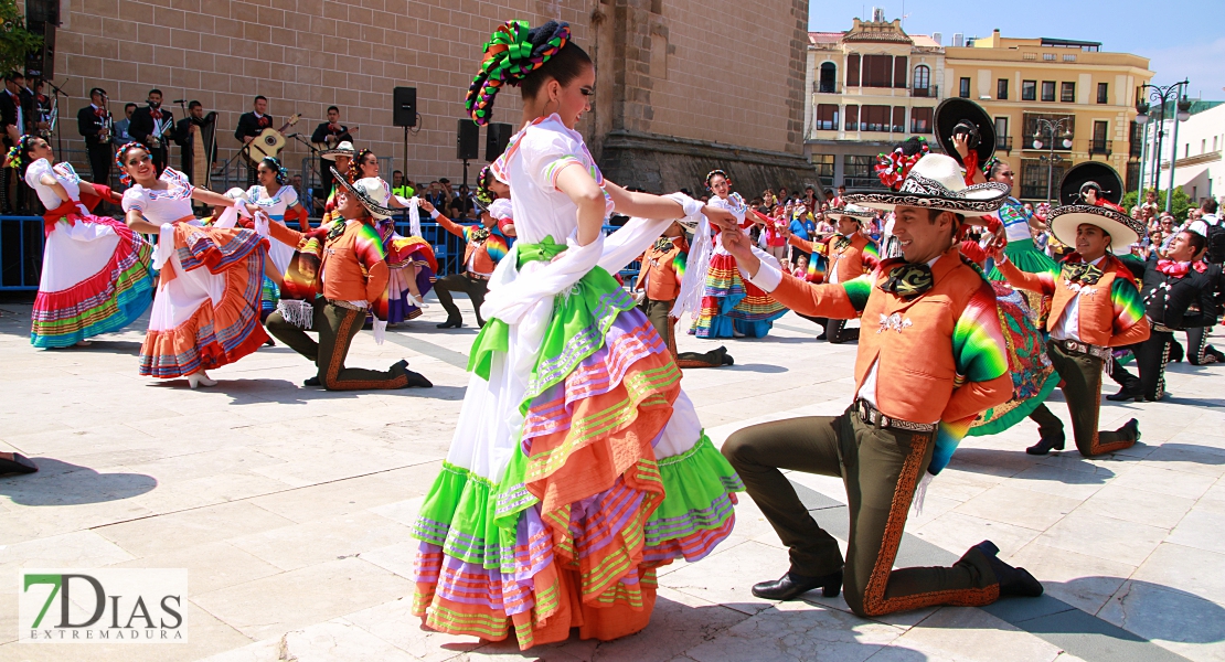 Lo mejor del folklore internacional se mezcla con los pacenses en las calles de Badajoz