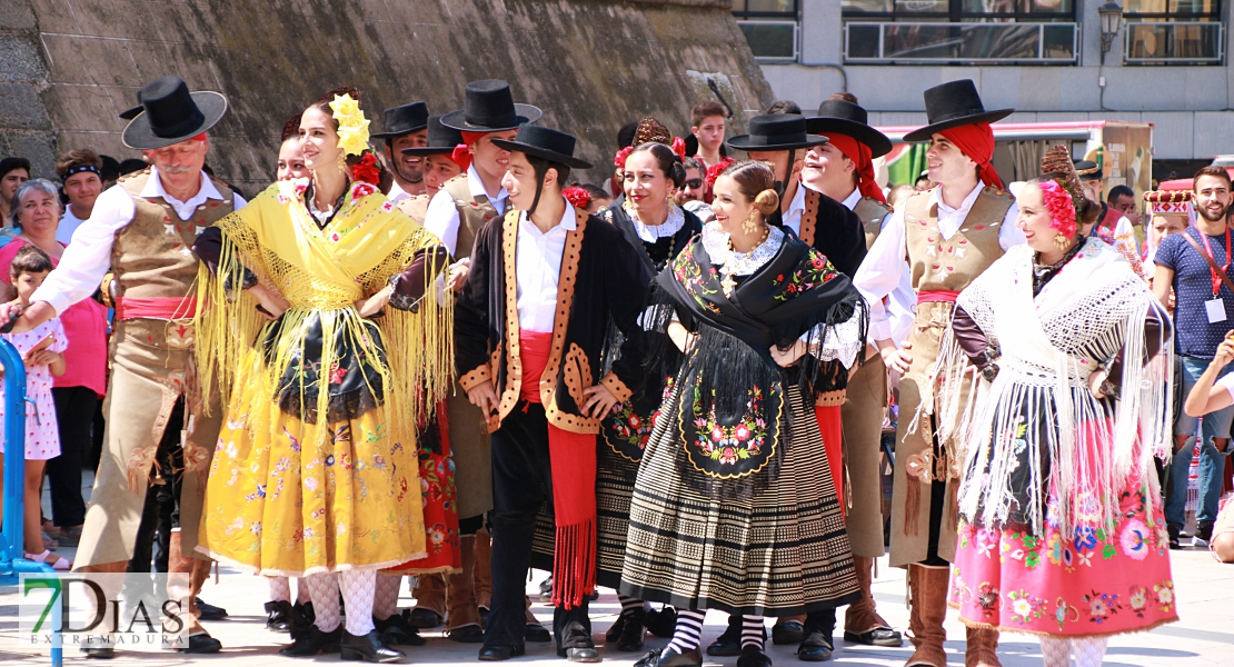 Lo mejor del folklore internacional se mezcla con los pacenses en las calles de Badajoz