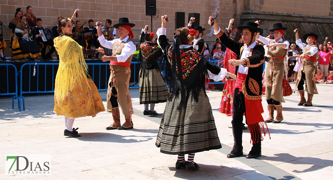 Lo mejor del folklore internacional se mezcla con los pacenses en las calles de Badajoz