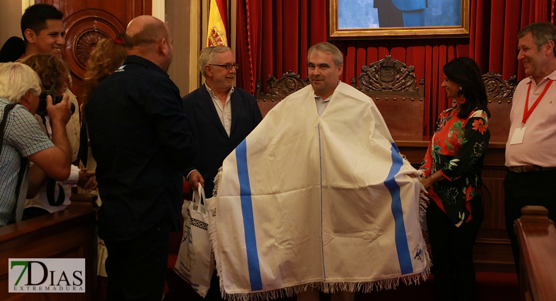 Lo mejor del folklore internacional se mezcla con los pacenses en las calles de Badajoz