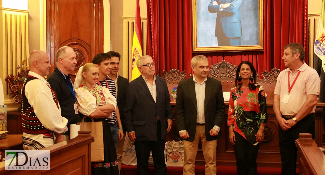 Lo mejor del folklore internacional se mezcla con los pacenses en las calles de Badajoz