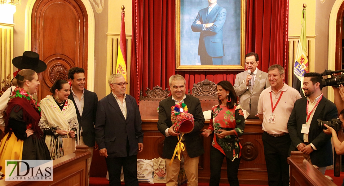 Lo mejor del folklore internacional se mezcla con los pacenses en las calles de Badajoz