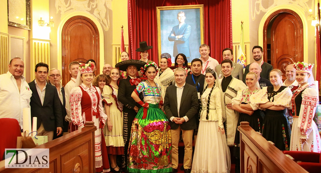 Lo mejor del folklore internacional se mezcla con los pacenses en las calles de Badajoz