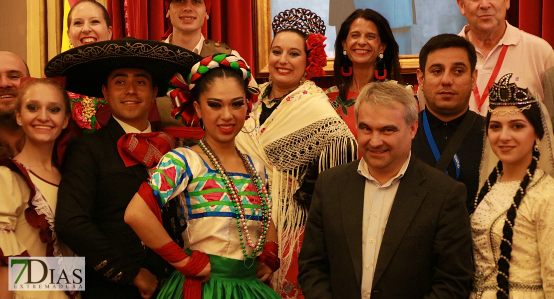 Lo mejor del folklore internacional se mezcla con los pacenses en las calles de Badajoz