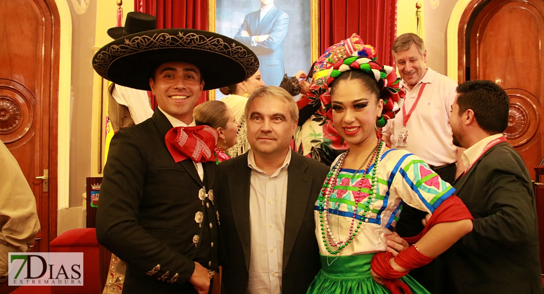 Lo mejor del folklore internacional se mezcla con los pacenses en las calles de Badajoz