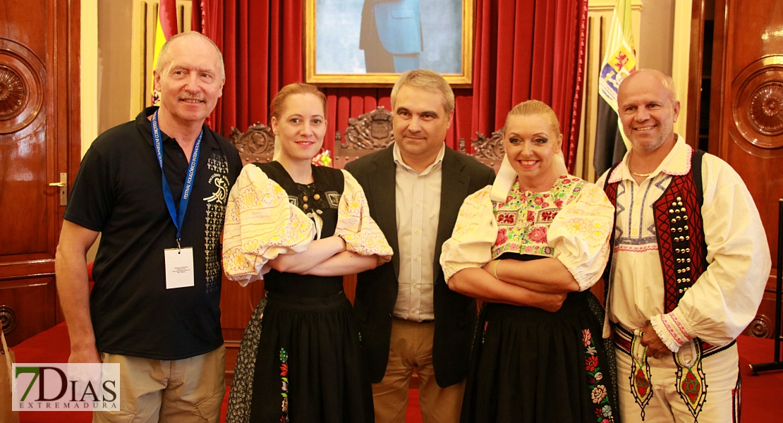 Lo mejor del folklore internacional se mezcla con los pacenses en las calles de Badajoz