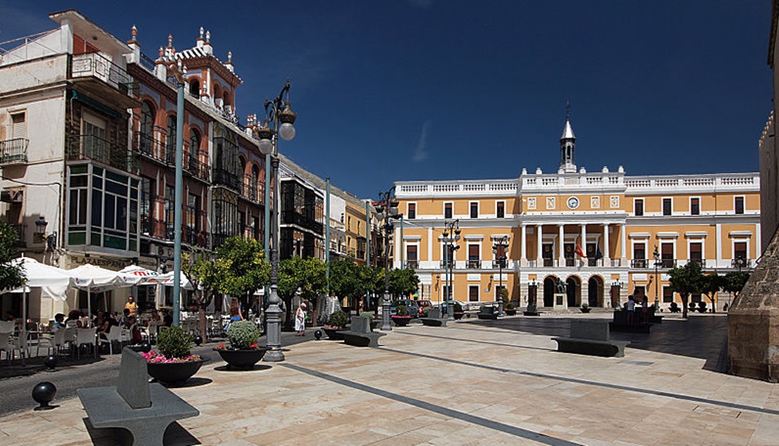 Dos detenidos tras herir a un hombre en la espalda con una botella y huir