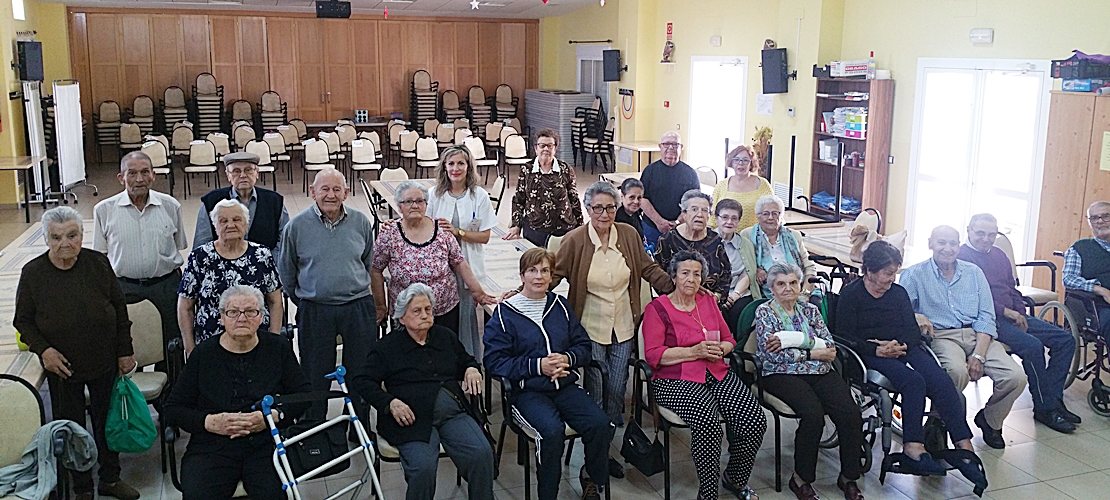 Las personas del Centro de Día de Lobón mejoran sus habilidades en un club de lectura fácil