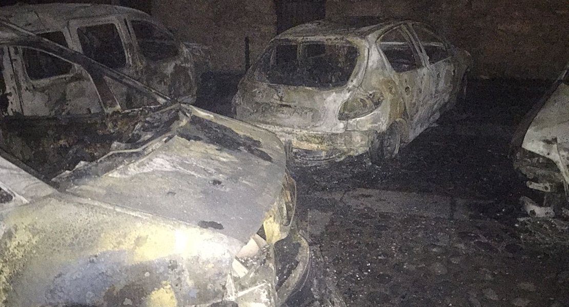 Arden media docena de coches en Cabezuela del Valle