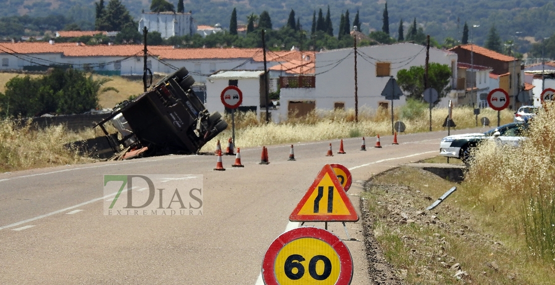 Accidente y vuelco de un camión en Villar del Rey (Badajoz)