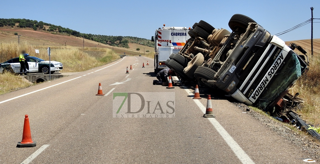 Accidente y vuelco de un camión en Villar del Rey (Badajoz)