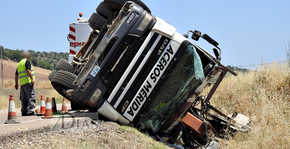 Accidente y vuelco de un camión en Villar del Rey (Badajoz)