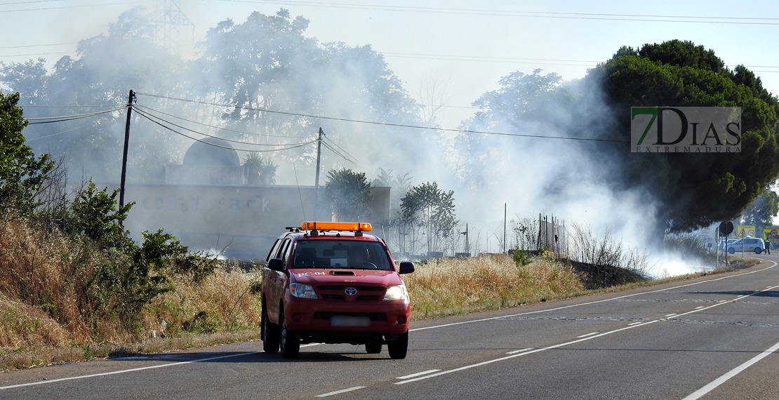 El fuego calcina una antigua discoteca de la Carretera de Olivenza